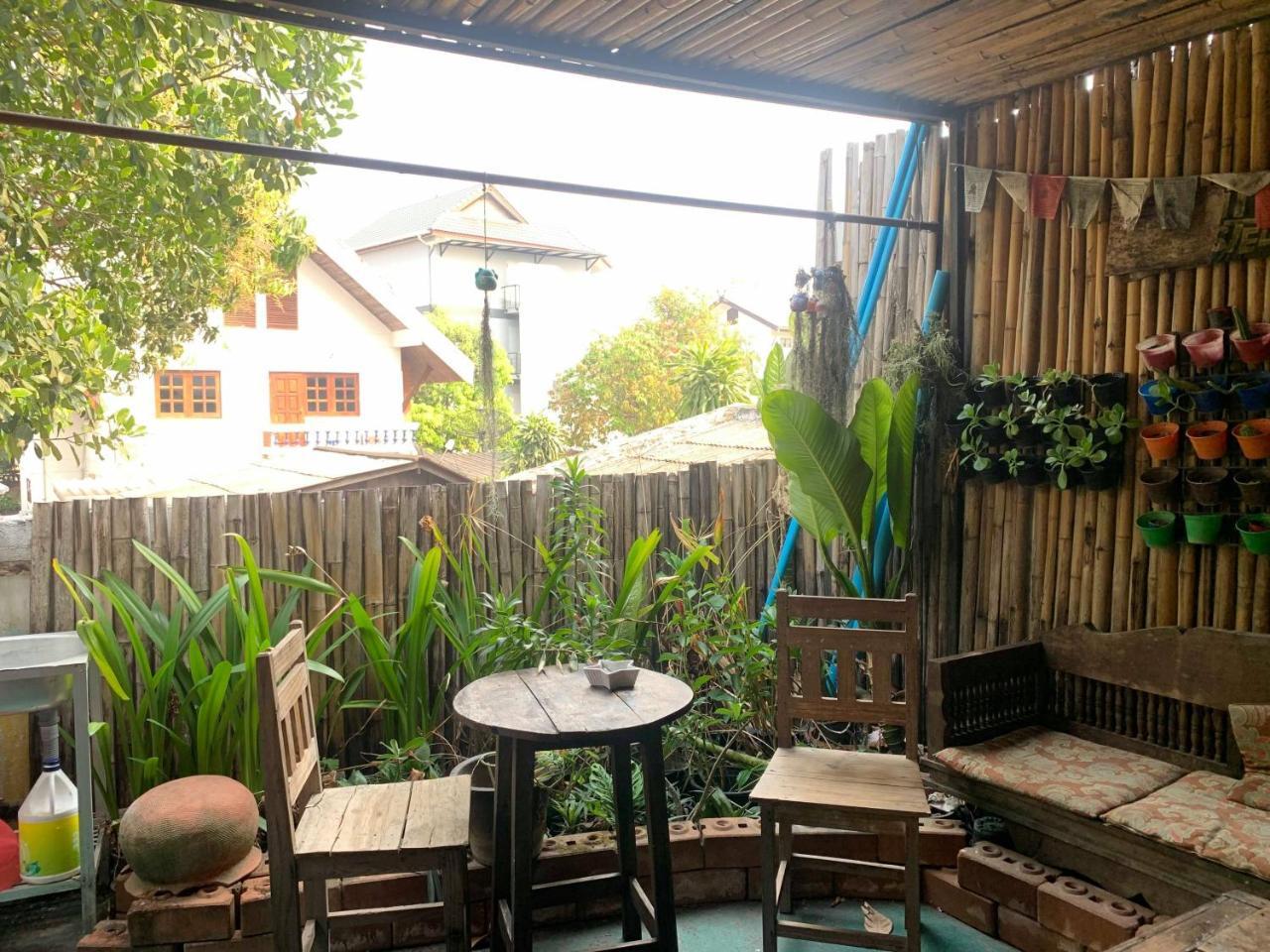 J Giant Hostel Chiang Mai Exteriör bild